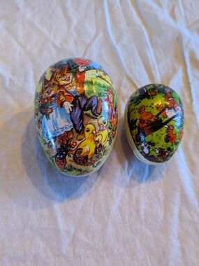 2/20$ Vintage Yellow Green Illustrated Easter Eggs